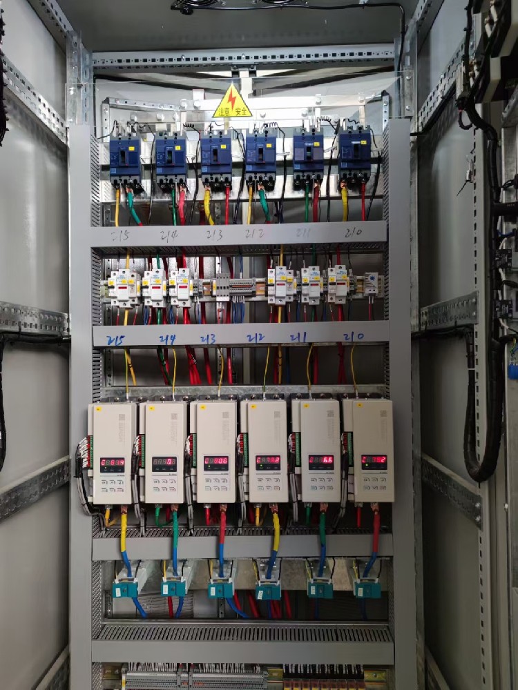 在电力调整器设计中，若何处置电源抖动和电网脉动的影响？