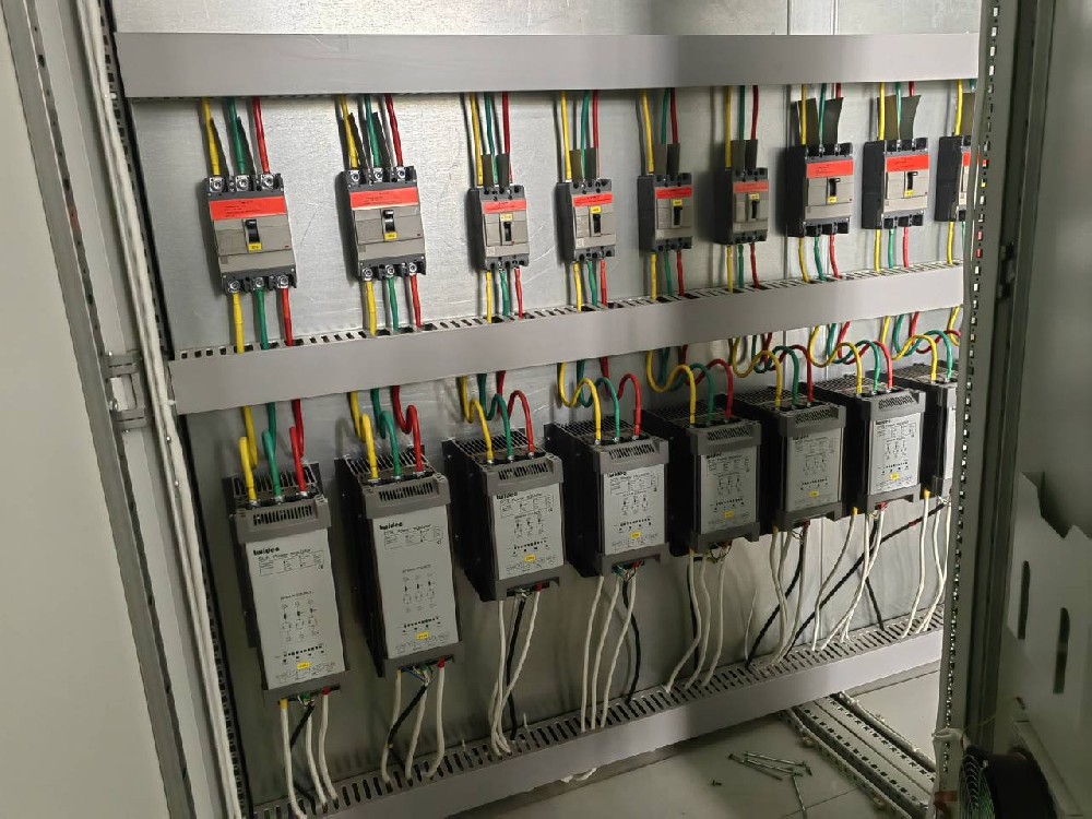 互换电力调整器和直流电力调整器的工作道理有哪些关键区别？