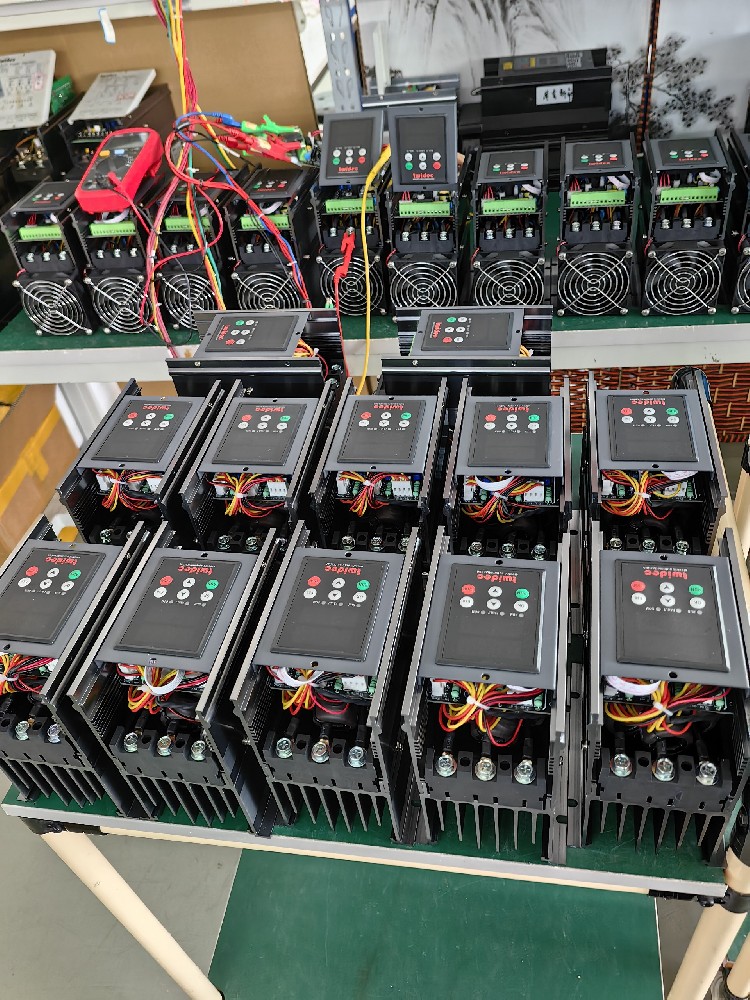 在工业加扰爪用中，电力调整器若何保险加热温度的不变性？