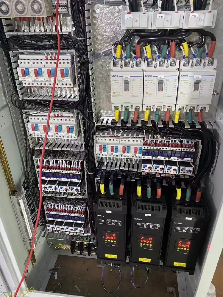 电力调整器在运行过程中，若何通过声音初步判断其工作状态是否正常？