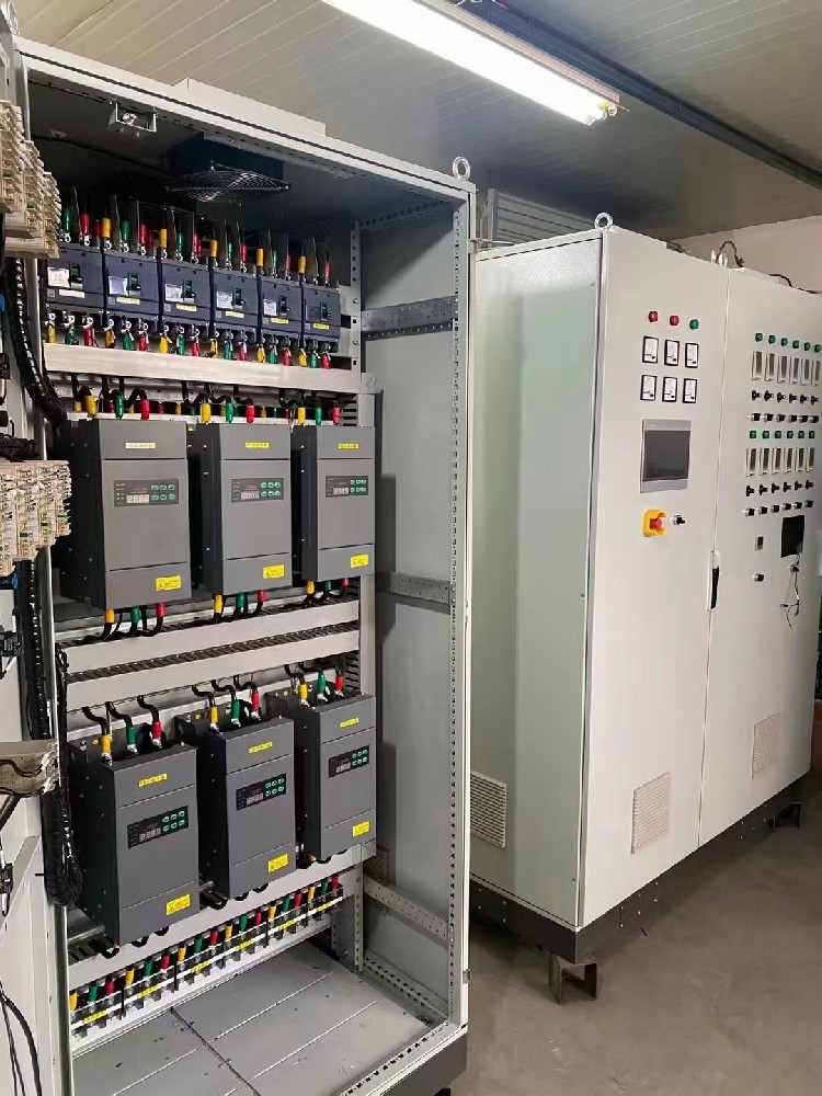 当必要对电力调整器进行参数批改时，怎么操作能预防对在运行的系统造成冲击？