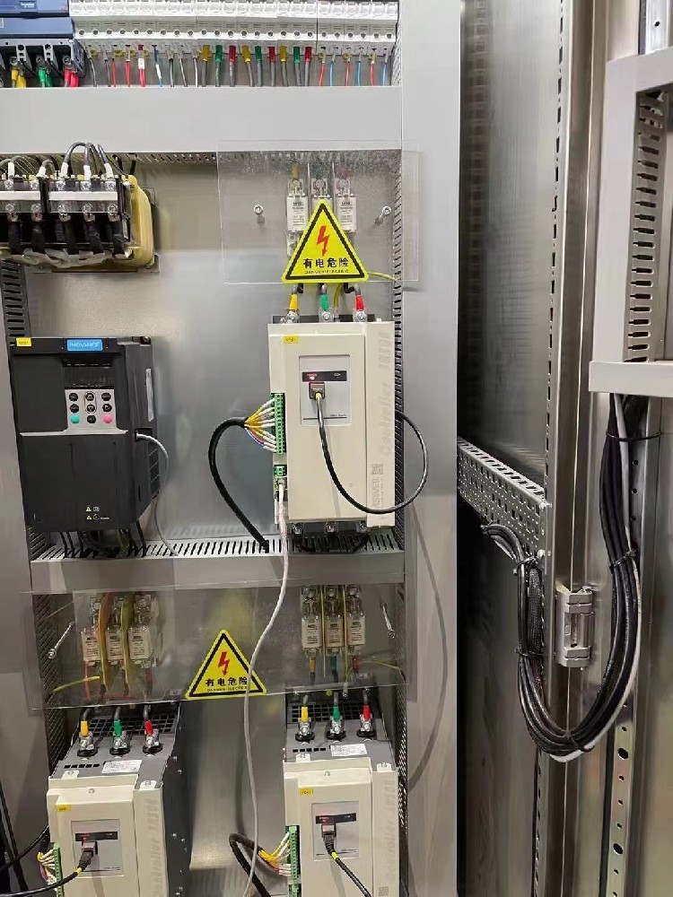 在医疗设备中使用电力调整器，必要沉点关注哪些特殊的安全尺度？