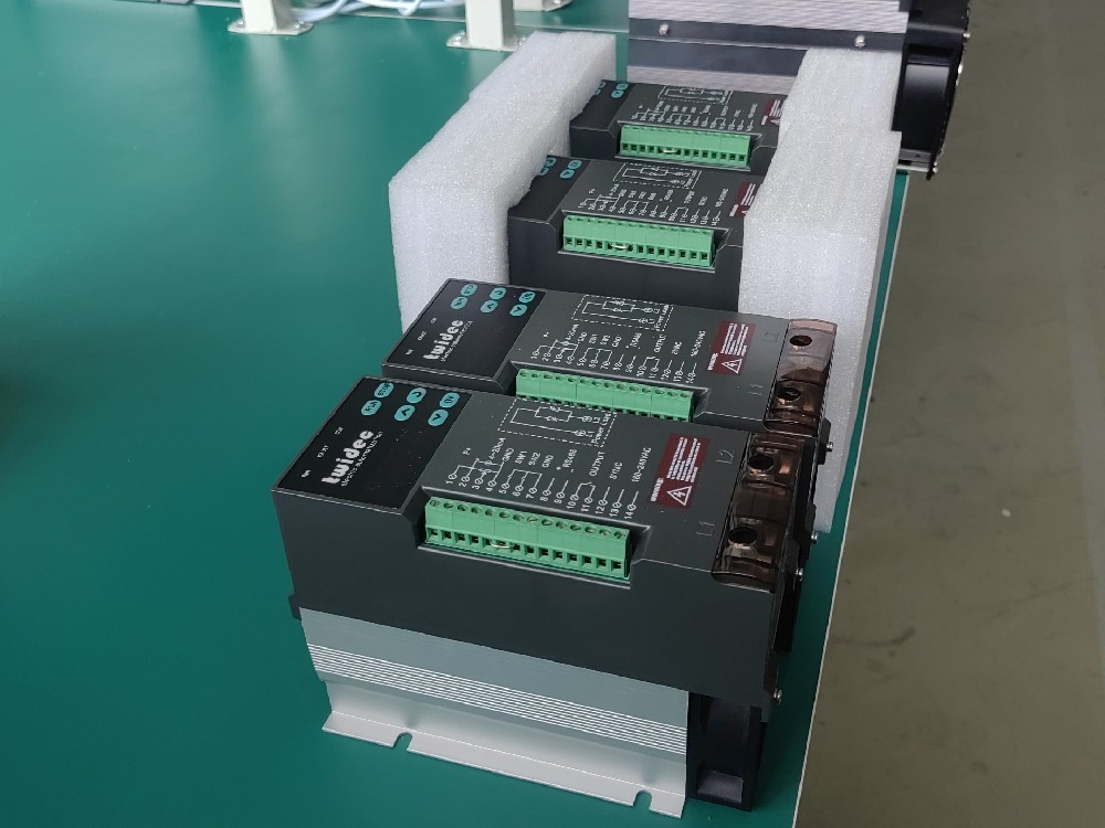 若何通过电力调整器优化电镀工艺中的电源不变性？