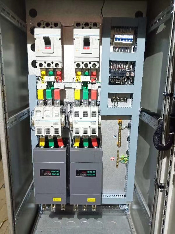 若何通过电力调整器实现对电机软启动和软终场的精确节造？