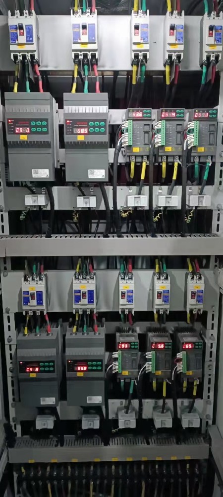 电力调整器在微电网系统中，若何协调分歧能源发电单元的电力输出？