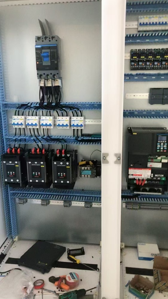 若何通过电力调整器实现对散布式能源资源的聚合与有效利用？