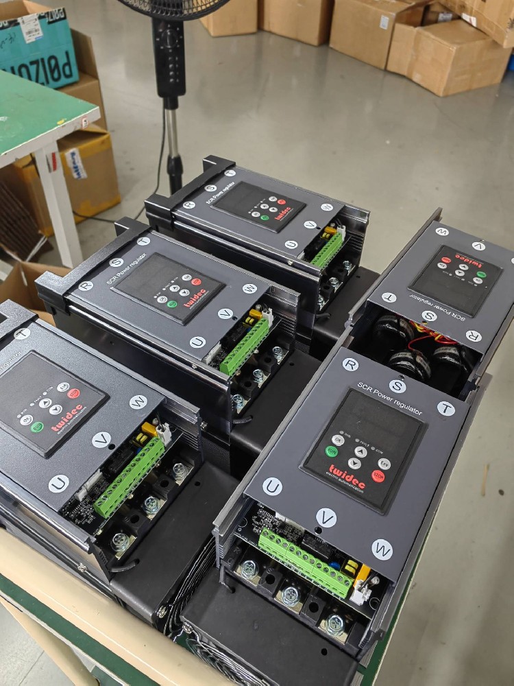 接入的电网电压颠簸超出电力调整器额定领域，该采取什么措施；ど璞覆槐话芑？