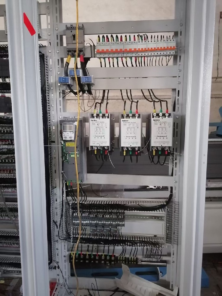 夏季高温高湿环境下，电力调整器运行不不变，时时出现死机景象，该若何应对？