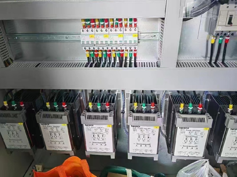 电力调整器的散热电扇败坏，临时没有相宜的备件更换，能否短功夫内持续运行设备？