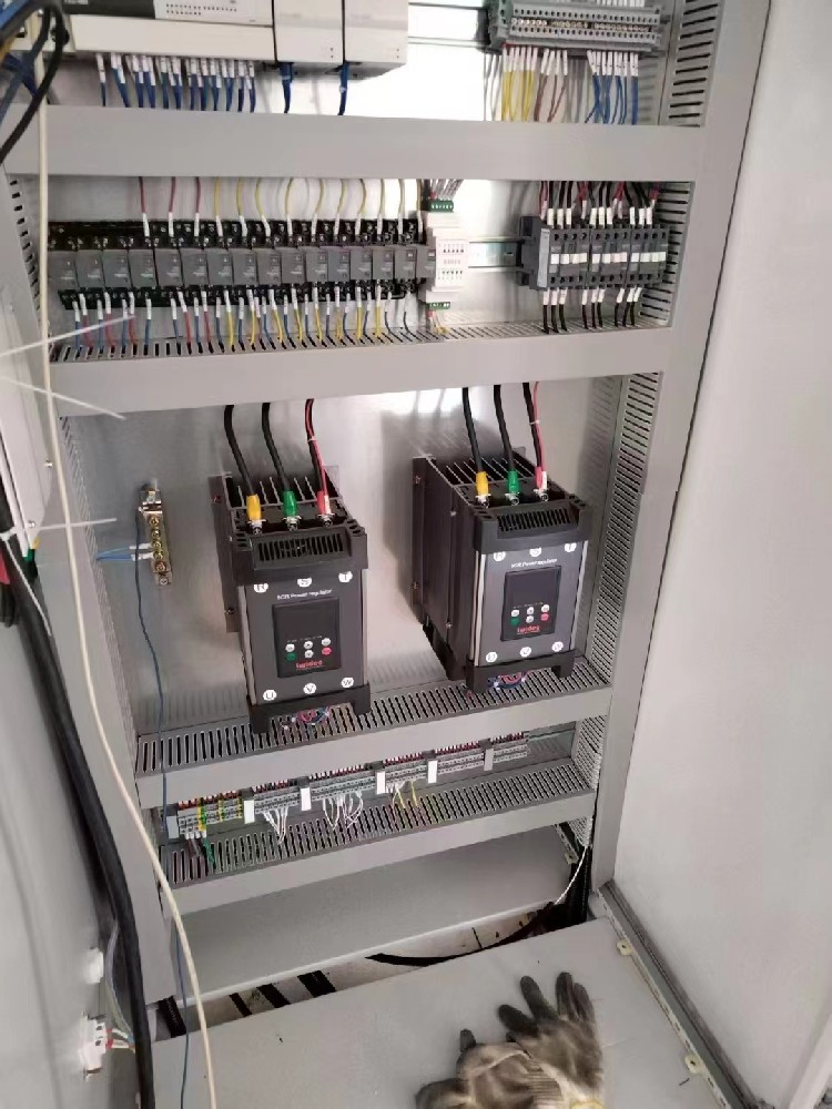 电力调整器在运行中误触垂危终场按钮，复原正常运行必要进行哪些操作和查抄？