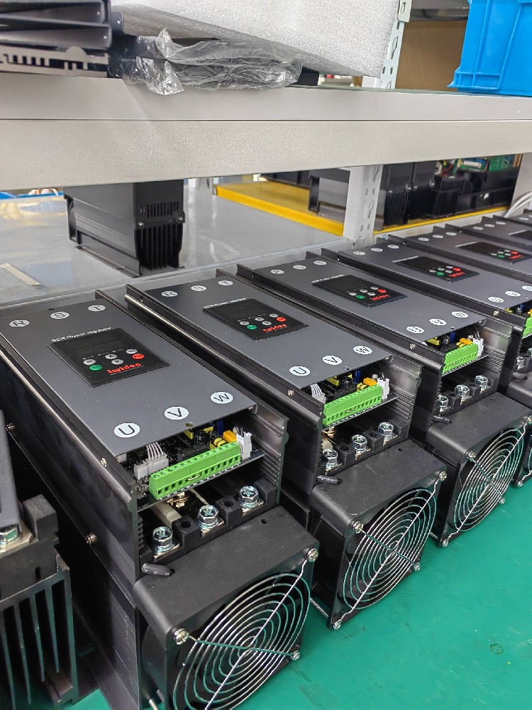 给电力调整器建设的保险丝频仍熔断，怎么判断是设备过载还是保险丝规格不合？