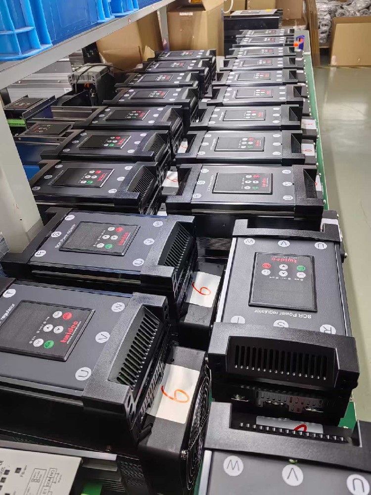 尝试将电力调整器与新的负载设备衔接，却无法正常工作，该从哪些方面排查兼容性问题？